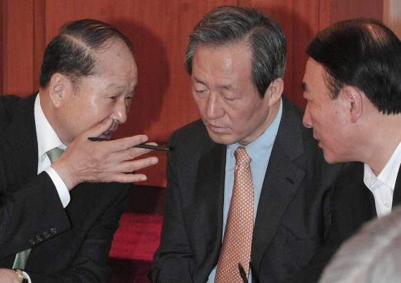 “새 어업협정 체결해야”  정몽준(가운데) 한나라당 최고위원이 1일 서울 여의도 한 호텔에서 열린 독도 관련 간담회에서 이상득(왼쪽) 의원과 얘기를 나누고 있다. 오른쪽은 안경률 사무총장.  김명국기자 daunso@seoul.co.kr