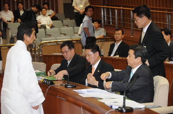 “미국이 준 선물이라고…”  1일 열린 국회 쇠고기 국정조사특위에서 민노당 강기갑(왼쪽) 의원이 “쇠고기 협상은 미국이 준 선물”이라고 말한 민동석(오른쪽 첫번째) 전 농림부 농업통상정책관에게 다가가 항의하고 있다. 김명국기자 duanso@seoul.co.kr