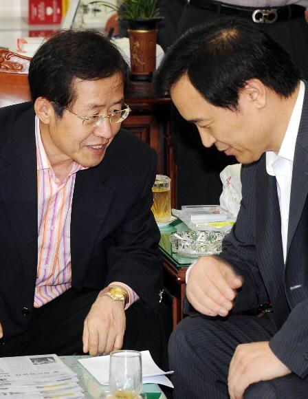 한나라당 홍준표(왼쪽) 원내대표가 1일 국회에서 열린 한나라당 주요당직자회의에서 임태희 정책위의장과 대화를 나누고 있다. 김명국기자 daunso@seoul.co.kr