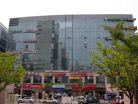 인천경제자유구역 송도신도시의 국제업무지구내 상가는 건물 전체에서 간판이 차지할 수 있는 총 면적을 규제해 건축미가 고스란히 드러나고 있다.