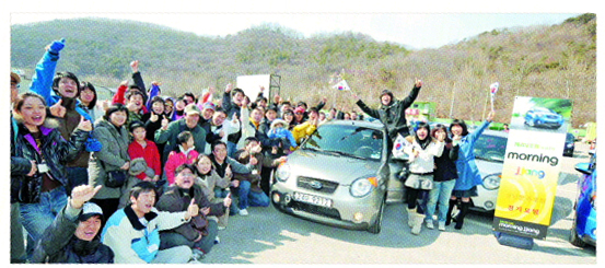 지난 3월 뉴모닝 동호회 ‘모닝짱’ 회원들이 3·1절 그룹 주행 행사를 마치고 기념촬영을 하고 있다. 기아차 제공