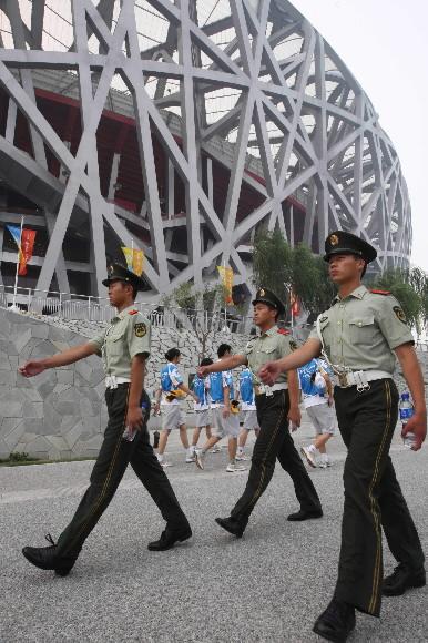 중국 북서부 신장 위구르 자치지역에서 발생한 차량폭탄 테러로 16명이 숨지고 16명이 다쳤다는 소식이 전해진 4일, 중국 공안들이 베이징올림픽 주경기장인 궈자티위창(國家體育場) 주변을 순찰하고 있다. 베이징 올림픽사진공동취재단