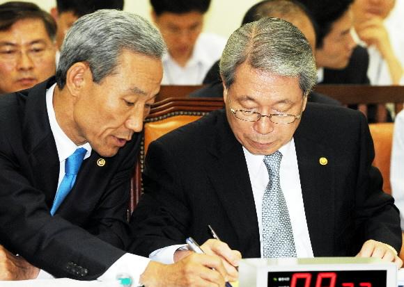 4일 국회에서 열린 가축전염병예방법 개정 특위에 참석한 유명환(오른쪽) 외교통상부 장관이 김종훈 통상교섭본부장과 답변 내용을 숙의하고 있다. 김명국기자 daunso@seoul.co.kr