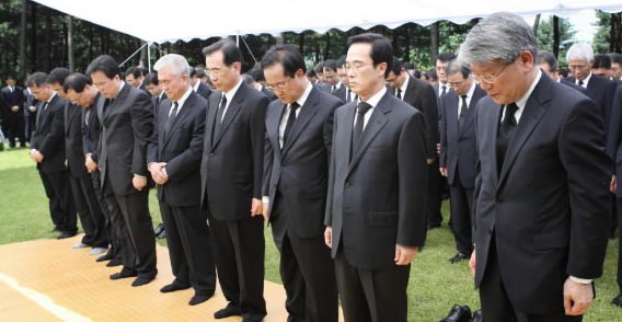 현대그룹 주요 최고경영자 등이 4일 경기 하남 창우리의 정몽헌 회장 묘역에서 참배하고 있다. 현대그룹 제공