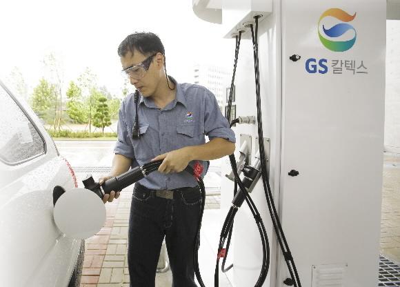 서울의 GS칼텍스 수소충전소에서 한 직원이 현대자동차가 시범운행 중인 투싼 연료전지차에 수소를 충전하고 있다. GS칼텍스 제공