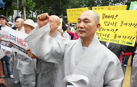 지관 조계종 총무원장 차량에 대한 경찰의 과도한 검색에 항의하는 스님들이 지난달 30일 경찰청 앞에서 시국법회를 열고 어청수 경찰청장의 파면을 요구하고 있다. 서울신문 포토라이브러리