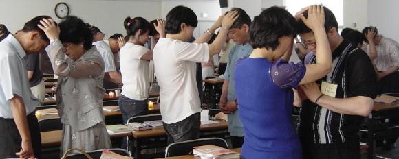 천주교 서울대교구의 부부여정 운영자 양성교육에 참여한 부부들이 사랑의 축복 예식중 서로에게 안수기도를 하고 있다. 천주교 서울대교구 제공