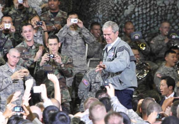 “미군 한반도 계속 주둔할 것” 조지 W 부시 미국 대통령이 6일 서울 용산 미군기지를 방문해 주한 미군 병사들의 환영을 받고 있다. 사진공동취재단