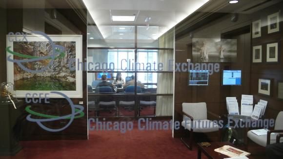 미국 일리노이주 시카고에 자리잡은 시카고기후거래소(CCX)의 사무실 입구. 오른쪽 위 사진은 CCX에 등록한 기업이나 도시 간에 이뤄지는 탄소 거래량과 가격을 한눈에 보여주는 탄소거래 현황판. 시카고(미국) 박건형특파원 kitsch@seoul.co.kr