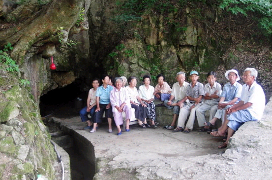 충북 제천시 수레골동굴에서 찬바람을 쐬며 피서를 즐기는 노인들 모습.