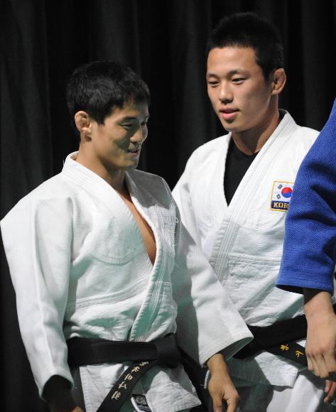 “컨디션 이상무”  한국 유도의 대들보 왕기춘(오른쪽)과 최민호가 6일 베이징 시내 서우두 대학 체육관에서 훈련에 임하면서 알 듯 모를 듯한 미소를 짓고 있다. 베이징 올림픽사진공동취재단