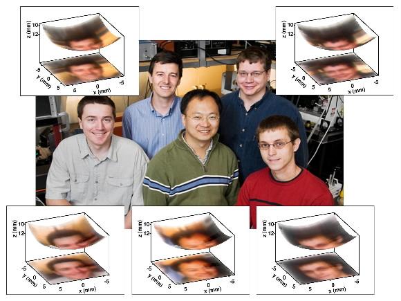 사람의 눈동자와 닮은 곡면형 전자눈을 개발한 로저스 교수팀을 전자눈으로 찍은 사진. 뒷줄 왼쪽이 로저스 교수, 앞줄 가운데가 고흥조 박사.