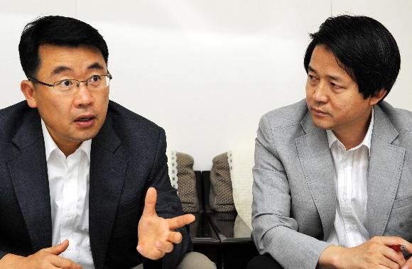 정진영(왼쪽) 경희대 교수와 김동욱 서울대 교수가 건국 60돌을 맞아 본사 편집국에서 향후 한국 정치·행정의 발전 방향을 놓고 열띤 토론을 벌이고 있다. 안주영기자 jya@seoul.co.kr