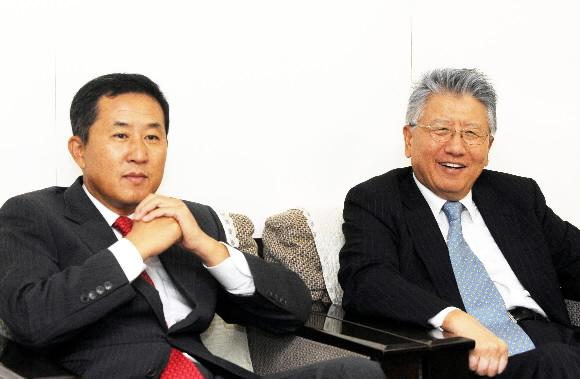 건국 60주년을 맞아 변재진(왼쪽) 고려대의료원 초빙교수(전 보건복지부장관)와 정구현 삼성경제연구소 소장이 지난 60년을 뒤돌아보고 앞으로 60년을 내다보는 경제좌담회를 갖고 있다. 김명국기자 daunso@seoul.co.k