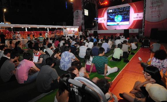 베이징올림픽 개막식이 열린 8일 밤 시민들이 서울 청계광장에 설치된 대형 스크린을 통해 개막식을 지켜보고 있다. 안주영기자 jya@seoul.co.kr