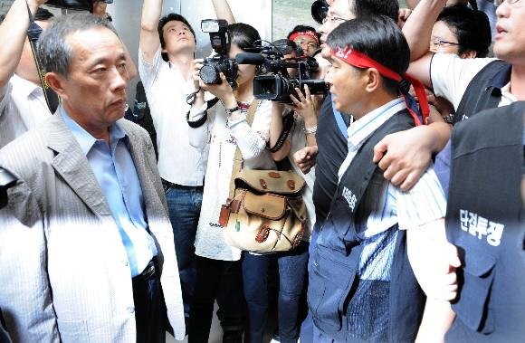 정연주 전 사장 후임 인선 절차 논의를 위한 임시이사회에 참석하기 위해 13일 오후 KBS 본관에 도착한 야당 성향의 박동영(왼쪽)이사가 갑작스러운 장소 변경 소식을 접하고는 허탈해하고 있다. 이호정기자 hojeong@seoul.co.kr