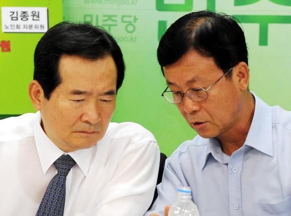 민주당 정세균(왼쪽) 대표가 13일 서울 당산동 당사에서 열린 확대간부회의에서 원혜영 원내대표와 국회 원 구성 협의 방안을 숙의하고 있다. 김명국기자 hojeong@seoul.co.kr