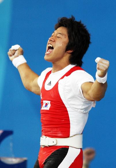 한국 선수단에 여섯 번째 금메달을 안긴 사재혁이 13일 베이징 항공항천대 체육관에서 열린 남자역도 77㎏급 결선 용상 2차 시기에서 203㎏을 들어올려 우승을 확정한 뒤 두 주먹을 불끈 쥐며 환호하고 있다. 베이징 올림픽사진공동취재단