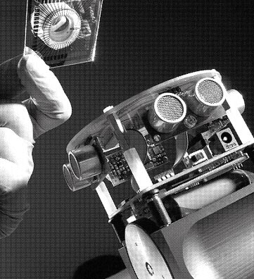 쥐의 뇌세포를 심은 다중전극판을 손에 쥐고 로봇에 결합하는 모습. 전극판에 이식된 뇌세포는 스스로 학습하고 반응해 로봇을 움직인다. 영국 레딩대학 홈페이지