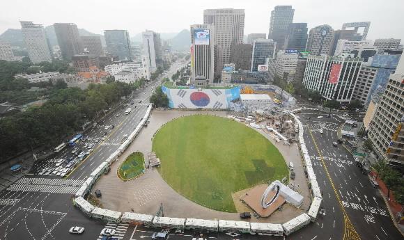 도심속 무인도 광우병 국민대책회의가 100번째 촛불집회를 개최한 15일 애초 집회 예정지였던 시청 앞 서울광장을 경찰버스가 완전히 에워싸고 있다. 도준석기자 pado@seoul.co.kr