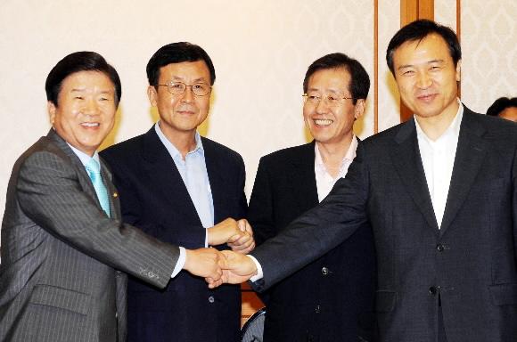 한나라당과 민주당의 원내대표와 정책위의장이 18일 국회 귀빈식당에서 원 구성 협상에 앞서 손을 맞잡고 있다. 여야 대표는 이날 8시간 동안 협상을 계속했지만 결국 합의에 이르지 못했다. 오른쪽부터 한나라당 임태희 정책위의장·홍준표 원내대표, 민주당 원혜영 원내대표·박병석 정책위의장. 김명국기자 daunso@seoul.co.kr