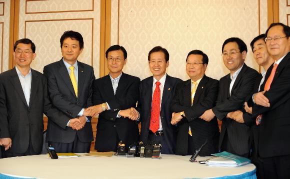 19일 원 구성 협상에 앞서 국회 귀빈식당에서 열린 3당 원내대표 회담에서 여야 원내대표단이 손을 맞잡고 있다. 왼쪽부터 문국현 창조한국당 대표, 서갑원 민주당 원내수석부대표, 원혜영 원내대표, 홍준표 한나라당 원내대표, 권선택 선진과 창조의 모임 원내대표, 주호영 한나라당 원내수석부대표, 장윤석 한나라당 가축법특위 간사, 김창수 선진과 창조의 모임 원내수석부대표. 이호정기자 hojeong@seoul.co.kr