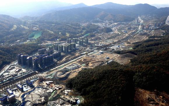 청약 광풍을 불러 일으켰던 경기 성남시 판교신도시 아파트 건설현장. 정부의 전매제한 완화 조치가 곧 나올 예정이어서 입주와 동시에 되팔 수 있을지 관심이 모아지고 있다. 한국토지공사 제공
