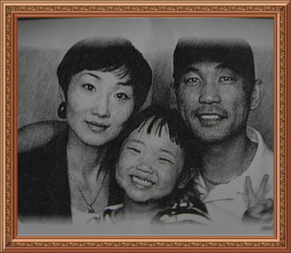 한국 복싱 라이트급(60㎏) 대표로 베이징올림픽에 출전한 백종섭의 가족 사진. 왼쪽부터 부인 차문이씨, 딸 민주, 백종섭. 사진출처 백종섭 미니홈피