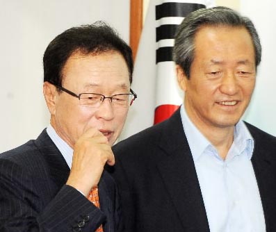 한나라당 박희태(왼쪽) 대표가 21일 여의도 당사에서 열린 최고위원회의에서 정몽준 최고위원과 담소하고 있다. 김명국기자 daunso@seoul.co.kr