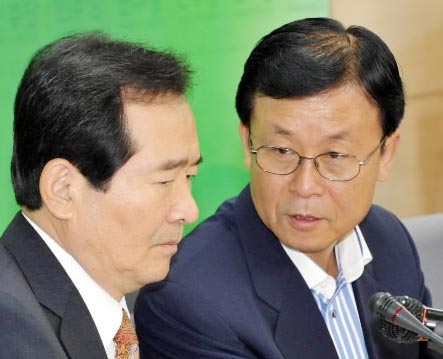 민주당 정세균(왼쪽) 대표가 21일 당산동 당사에서 열린 당무회의에서 원혜영 원내대표와 정국 현안을 논의하고 있다. 김명국기자 daunso@seoul.co.kr