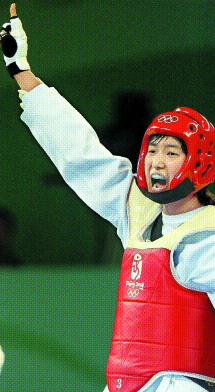 황경선이 22일 캐린 세제리(캐나다)와의 태권도 여자 67㎏급 결승에서 금메달이 확정되자 팔을 치켜들며 환호하고 있다. 베이징 올림픽사진공동취재단