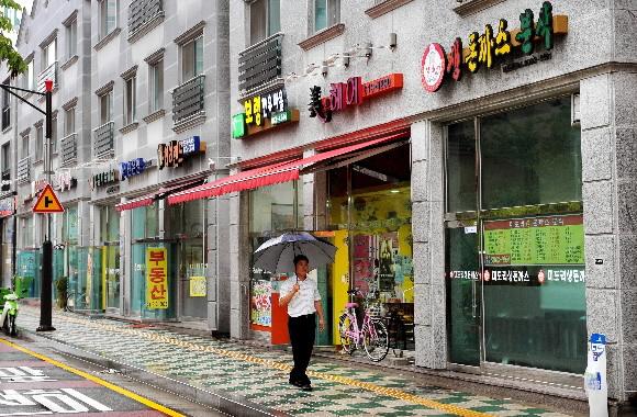 행정기관의 자율규제에 이어 주민들까지 불법간판 ‘파파라치’로 나서면서 깔끔한 상가거리로 거듭난 경기 화성시 동탄신도시 반송동 상가. 동탄 류재림기자 jawoolim@seoul.co.kr