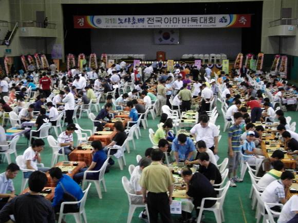 24일 경남 함양군 실내체육관에서 열린 제1회 ‘노사초배 전국아마추어바둑대회’ 참가자들이 뜨거운 열기 속에 반상의 기력을 겨루고 있다. 함양군 제공