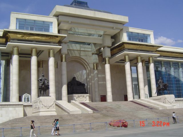 칭키즈칸은 여전히 몽골을 아우르는 코드이다.화폐와 술,상점 간판은 물론 관공서의 기념비까지 그가 현신하지 않은 곳을 찾기 어렵다.칭키즈칸을 경유하지 않고는 지금의 몽골을 설명하기 어렵다.