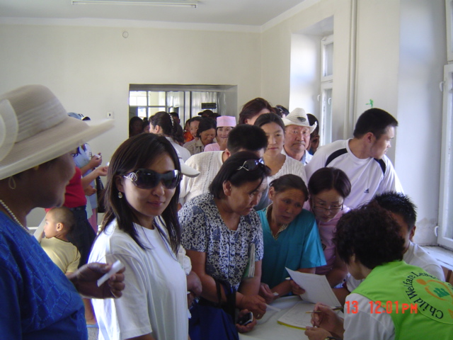 북새통을 이룬 의료 봉사 접수창구.진료가 시작될 무렵부터 장사진을 이룬 현지 주민들의 행렬은 오후 늦은 시각까지 이어져 열악한 몽골의 보건의료 실태를 엿보게 했다.봉사 인력이 부족해 비교적 진료 수요가 적은 신경외과·통증의학과 김광희 전문의(우리들병원 부원장)까지 긴급 투입하고서야 비로소 통제가 가능했다.