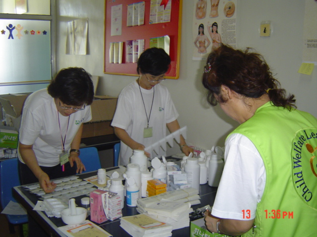 .쉴 틈 없이 몰려드는 주민들 때문에 현장에 설치된 임시 약제실은 끼니를 거를 정도로 바쁘게 움직여야 했다.