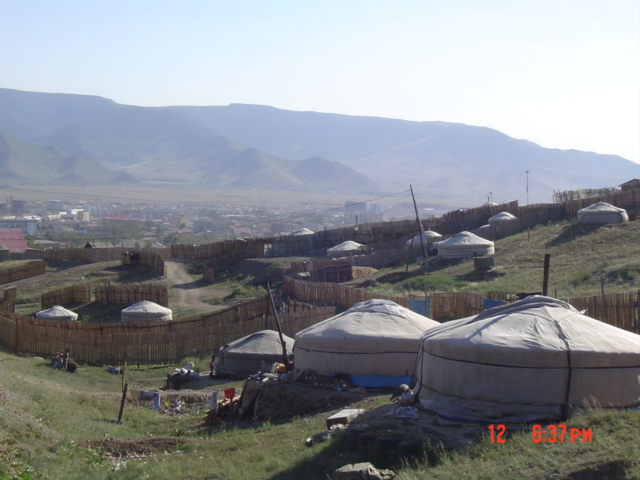 울란바토르의 달동네.힘겨운 유목을 포기한 주민들이 하나,둘, 도시로 몰려들어 형성된 게르촌.멀리 보이는 곳이 울란바토르 시가지이다.