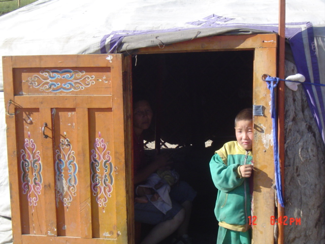 빈민 게르에서 젖먹이를 안은 여성과 아이가 신기한 듯 의료봉사팀을 바라보고 있다.이들의 게르는 침상은 물론 먹을 거라곤 빵 한 조각 없는 그야말로 ‘텅 빈 깡통’이었다.