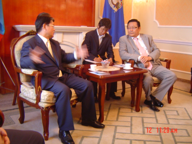 외국인으로는 처음으로 울란바토르 홍보대사에 임명된 김종구 ACC 회장이 울란바토르 시장 접견실에서 빌리그트 시장과 환담하고 있다.