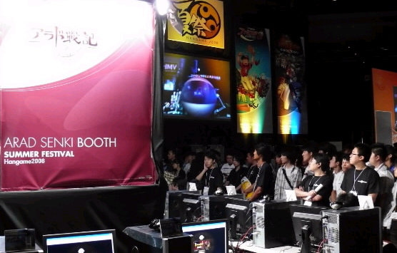 NHN재팬이 일본 도쿄 료고쿠 스모경기장에서 24일 개최한 ‘한게임 2008 여름 페스티벌’ 참가자들이 플래시 액션게임 ‘아라드전기’ 부스에서 게임하는 영상을 보고 있다.  NHN재팬 제공