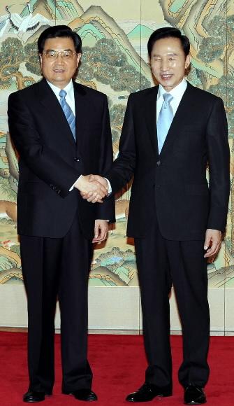 이명박 대통령이 25일 청와대에서 후진타오 중국 국가주석과 정상회담을 갖기에 앞서 악수하고 있다. 최해국기자 seaworld@seoul.co.kr