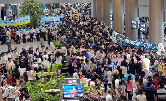 환영인파 북새통   2008 베이징올림픽 한국선수단이 25일 인천국제공항을 통해 귀국했다. 공항 내부가 환영인파와 취재진들로 크게 붐비고 있다. 인천 이호정기자 hojeong@seoul.co.kr