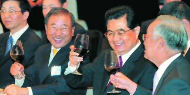 후진타오(오른쪽에서 두번째) 중국 주석이 26일 서울 장충동 신라호텔에서 열린 경제4단체 초청 오찬간담회에서 조석래(세번째) 전국경제인연합회장, 손경식(첫번째) 대한상공회의소 회장 등과 건배를 하고 있다. 사진공동취재단