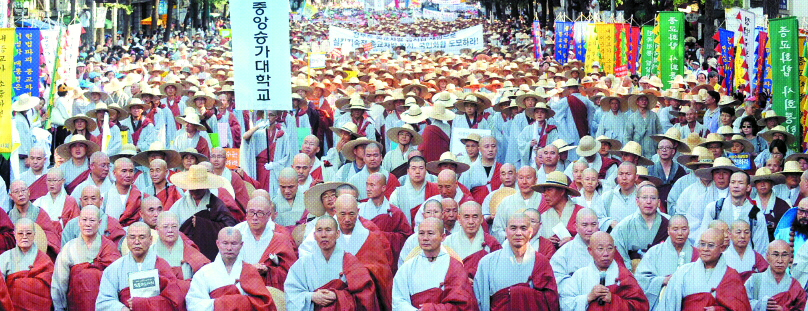 정부의 종교 편향에 항의하는 스님들이 27일 서울광장에서 범불교도대회를 가진 뒤 조계사까지 거리행진을 하고 있다. 안주영기자 jya@seoul.co.kr