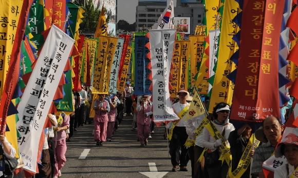 27일 범불교도대회에 참석한 신도들이 종교차별 반대와 경찰청장 사퇴 등을 촉구하는 문구가 적힌 만장을 들고 세종로 일대를 행진하고 있다. 도준석기자 pado@seoul.co.kr