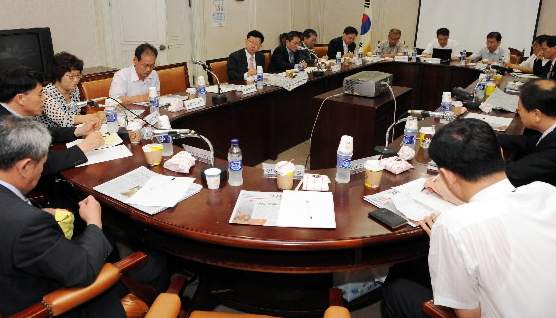 27일 서울신문 본사 대회의실에서 열린 서울신문 독자권익위원회 회의에서 참석 위원과 서울신문 편집국 간부들이 지방자치뉴스에 대한 개선점을 토론하고 있다. 김명국기자 daunso@seoul.co.kr