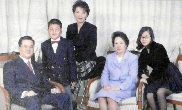 이재현 CJ그룹 회장의 몇년 전 가족사진. 왼쪽부터 이 회장, 아들 선호, 부인 김희재, 어머니 손복남, 딸 경후씨.