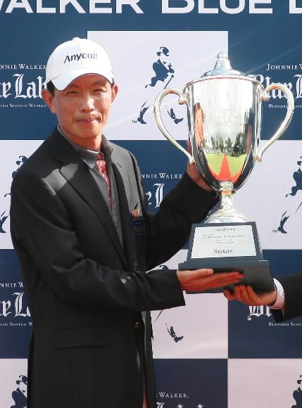 한국프로골프(KPGA) 투어의 노장 강욱순(42)이 31일 제주도 라온골프장에서 끝난 조니워커 블루라벨오픈 시상대에서 5년 만에 만져보는 트로피를 들고 쑥쓰런 표정을 짓고 있다. KPGA 제공