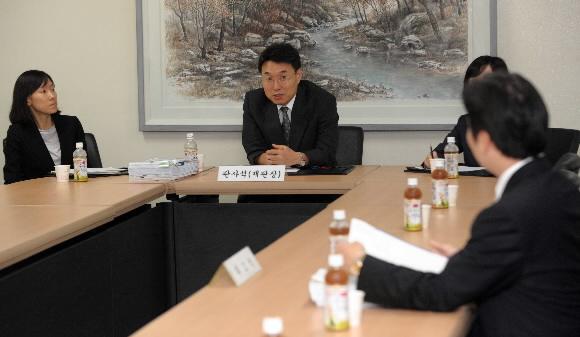 서울서부지법 김천수(가운데) 부장판사가 1일 존엄사 관련 소송의 현장검증을 위해 신촌 세브란스병원을 찾아 재판부 회의를 하고 있다. 정연호기자 tpgod@seoul.co.kr