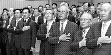 이명박 대통령이 1일 서울 종로구 재동 헌법재판소에서 열린 헌재 창립 20주년 기념식에 참석, 국민의례를 하고 있다. 앞줄 오른쪽부터 윤영철·김용준·조규광 전 헌재소장, 이강국 헌재소장, 이 대통령, 김형오 국회의장, 이용훈 대법원장, 고현철 중앙선관위장. 최해국기자 seaworld@seoul.co.kr